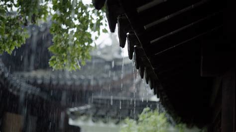 前meaning 下雨天